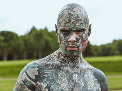 Il maestro troppo tatuato non insegna più all'asilo "Fa paura ai nostri figli"