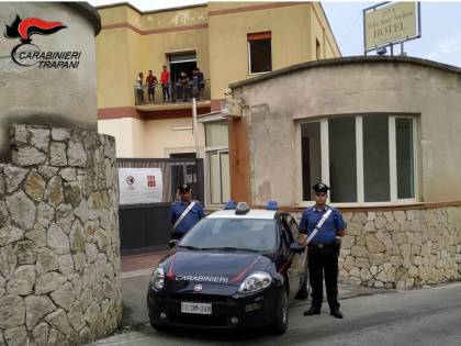 Migranti fuori controllo Appiccano un incendio Si gettano dalle finestre