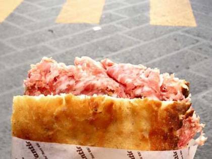 Firenze, Nardella dichiara guerra al panino per strada: multe salate ai trasgressori