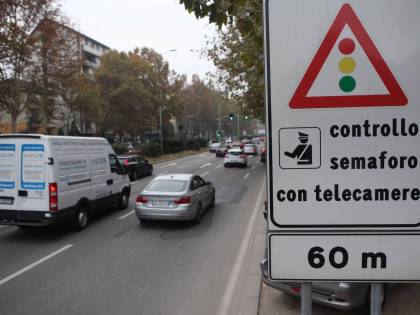 Giallo da 3 secondi, cellulare: le nuove multe da capogiro