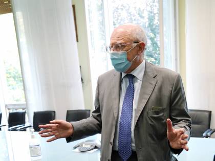 Scienziati contro negazionisti: dilaga il virus del complottismo