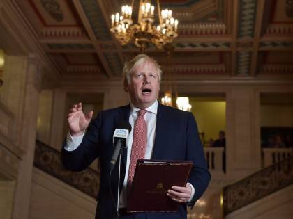 La furia inglese dopo le accuse alla Corona. BoJo la difende e il Labour va all'attacco