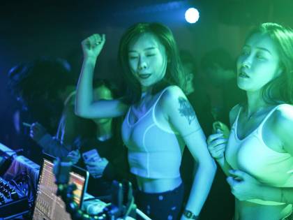 Ecco cosa c'è (davvero) dietro le immagini delle feste a Wuhan