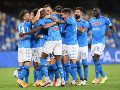 Napoli show, sei gol al Genoa. Si fa male capitan Insigne