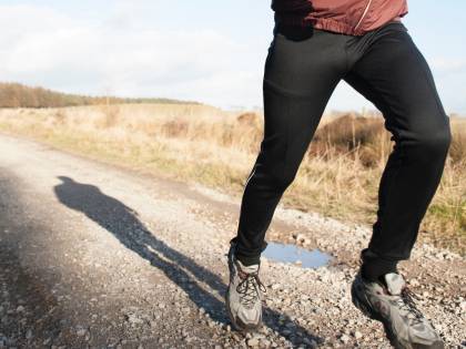 Cadavere lungo l'argine dell'Arno con ferite alla gola: rapina o regolamento di conti?