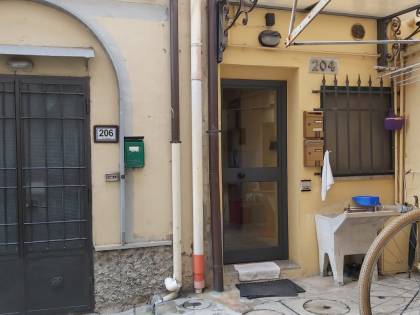 Uccide un amico a coltellate e ferisce la compagna