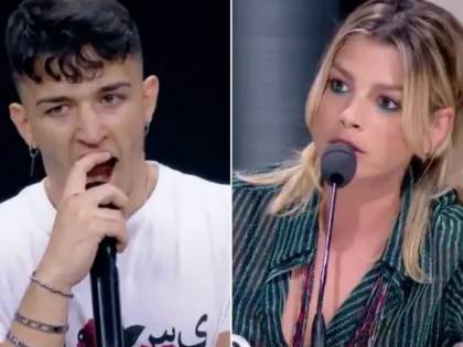 "Che fai, mi sbadigli in faccia...?" Per il cantante finisce malissimo