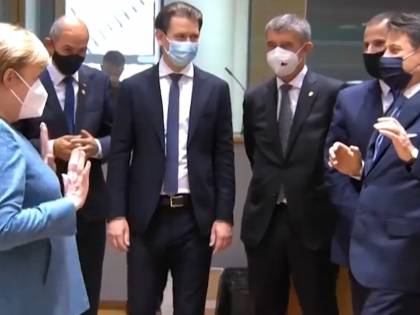Conte arriva e saluta la Merkel Ma la cancelliera stupisce tutti