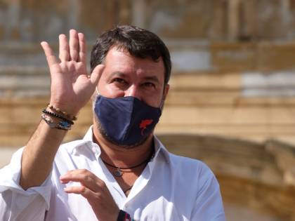 Protesta il centrodestra. "Ora le firme per fermare questi decreti clandestini"