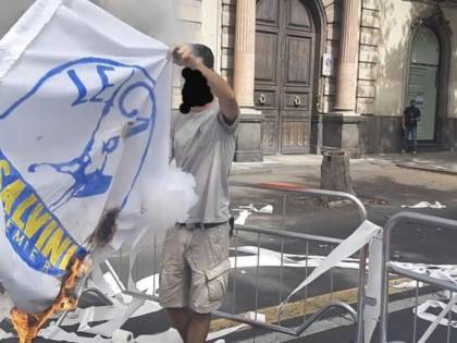 Il gesto choc dei manifestanti: bruciata la bandiera della Lega