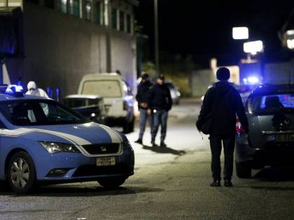 Armato in casa col figlio. Desiste solo dopo 12 ore