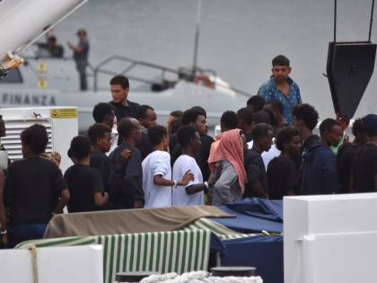 I migranti aggrediscono gli italiani? La sinistra difende solo gli stranieri