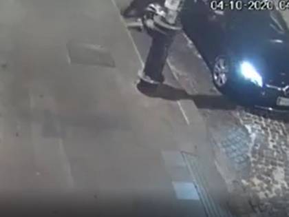 "Non ho mai puntato l'arma contro l'agente". Ma il video lo smaschera