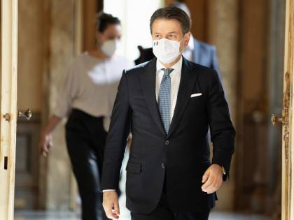 Adesso il Dpcm slitta di nuovo: ma subito obbligo di mascherina