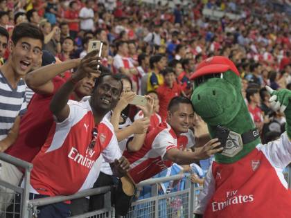 L'"assist" di Özil salva la mascotte
