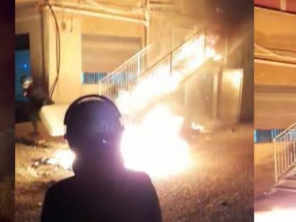 La rivolta degli immigrati. Divampa il rogo: 3 agenti feriti