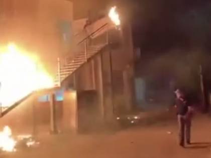 Rivolta nel centro migranti. Rogo e fuga: 3 agenti feriti