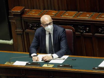 Scontri sugli immigrati: assembramento al Senato