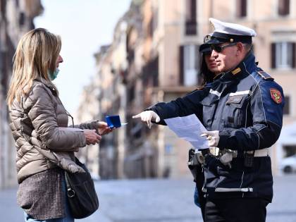 Arriva la stretta sugli incontri privati: sarà vietato vedersi in casa?