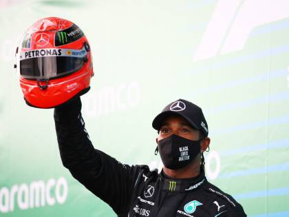 Lewis, 91 trionfi come Schumi. E quel casco di papà Michael