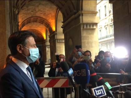 Taranto, nessun distanziamento tra i giornalisti per le interviste a Conte