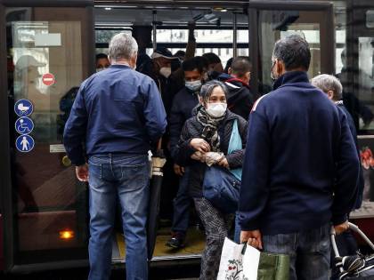 "Il virus non circola sui mezzi di trasporto". Ma ora il Cts chiede più controlli