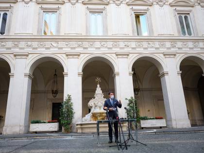 Il governo "scheda" i cronisti: ora Conte finisce sotto accusa