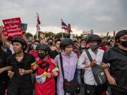 Cannoni ad acqua su Bangkok. Manifestanti a rischio ergastolo