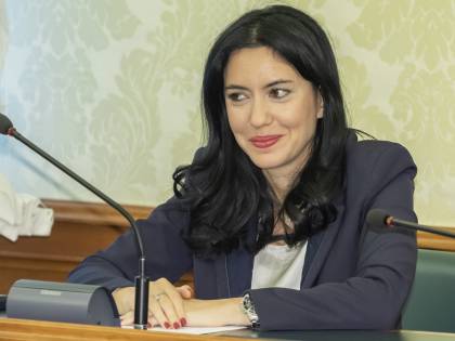 La Azzolina sta con gli studenti. "Le scuole devono riaprire"