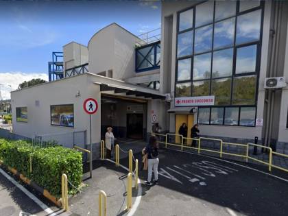 "Mi presta l'accendino?". Poi gli cava gli occhi con le mani