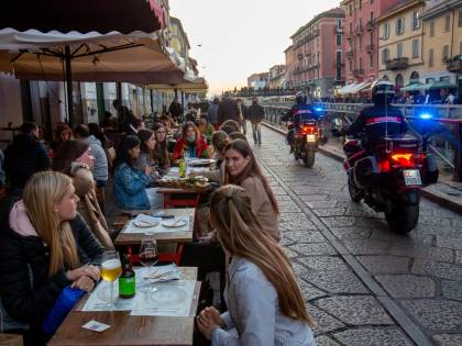 Coprifuoco e massimo 6 persone al tavolo del ristorante: verso un'altra stretta