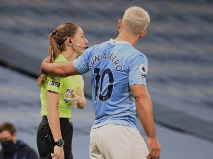Giù le mani da Aguero. La guardalinee "toccata" è umanità non sessismo