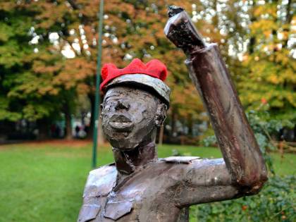 Statua contro Montanelli messa nei suoi Giardini