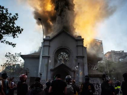 Cile, chiese a fuoco e saccheggi. La rivolta dei rossi anti sistema