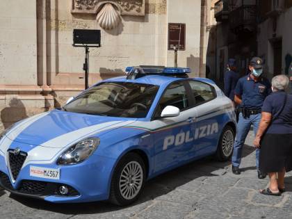 Taranto, paura nel duomo: irlandese brandisce crocifisso e terrorizza i fedeli