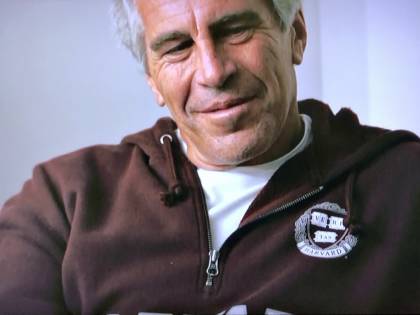 "Picchiata e stuprata a 13 anni da Epstein": il racconto choc della vittima