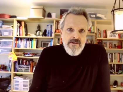 Tra Miguel Bosé e l’ex compagno scoppia la lite sui figli (nati con l'utero in affitto)