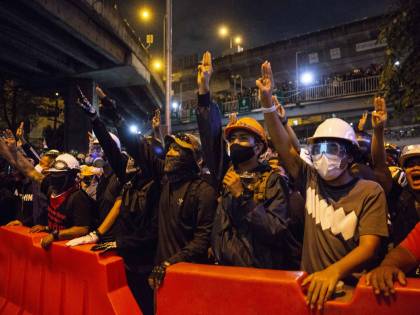 Bangkok, assalto ai palazzi del potere. Lettera al premier: "Firma le dimissioni"