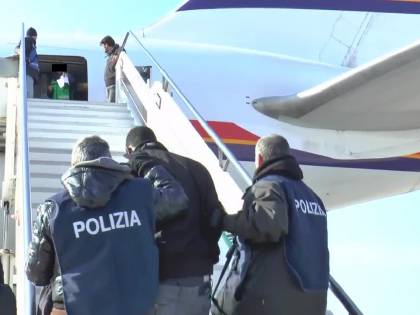 Migrante con il Covid rimpatriato. E ora 100 agenti sono in quarantena