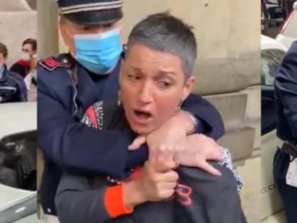 Passeggia senza mascherina, bloccata dalla polizia con mani al collo e arrestata