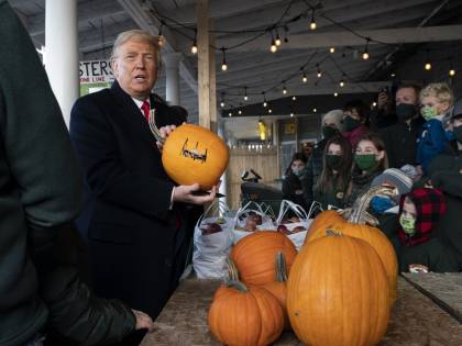 Tra fantasmi e supereroi Trump anticipa Halloween e fa festa alla Casa Bianca