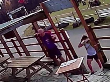 "Mettete la mascherina" Loro prendono a bastonate gli albergatori