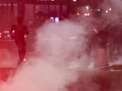 Gli immigrati e i centri sociali. Ecco chi c'è dietro i saccheggi
