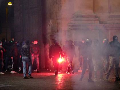 Forza Nuova in piazza. E Roma brucia ancora