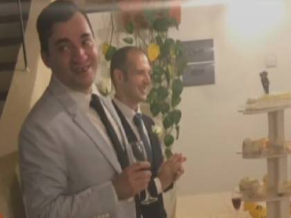Uccide il marito con 30 coltellate, poi l'uomo va al bar con gli amici