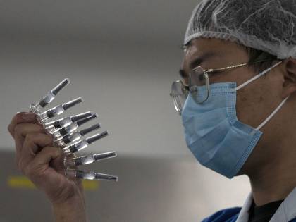 Il governo in ritardo chiama l'esercito: l'ipotesi caserme per stoccare a -80°