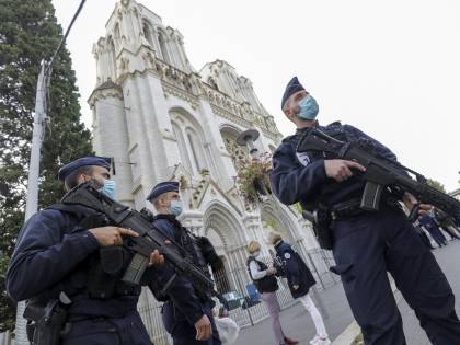 "Islamici hanno diritto di uccidere i francesi". Bufera sull'ex premier malese