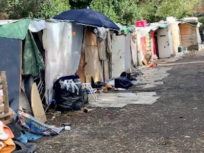 Baracche e cumuli di spazzatura: l'ex caserma militare in mano ai rom