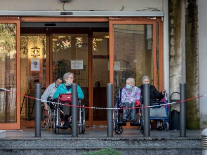 Un'infermiera per 53 anziani "Noi abbandonati nella Rsa"
