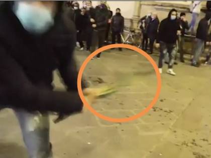 Scontri a Firenze, videoreporter preso a legnate da teppista